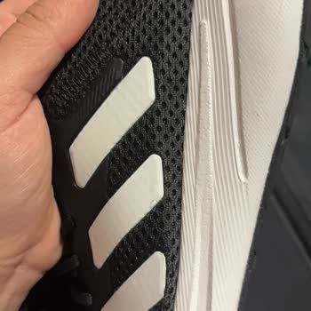 Adidas Ayakkabısındaki Yapışkan İzler Ve FLO Mağazalarında Değişim Reddi