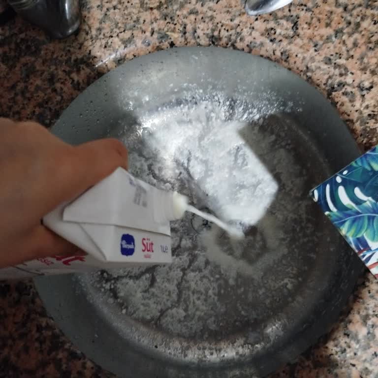 A101'den Alınan Yağsız Süt Pütürlü Ve Lor Kıvamında