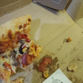 Domino's Pizza'da Saç Bulunan Pizza İçin Hijyen İhlali Ve Ücret İadesi Talebi