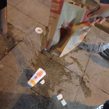 Burger King Sultanbeyli Şubesinde Menü Poşeti Patladı, Ürünler Dağıldı