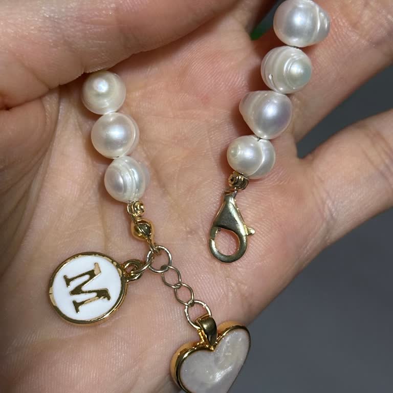 Pearl & Rose Jewelry Altın Kaplamalı Bileklik Hızla Aşındı Ve Plastik Harf Kalitesiz
