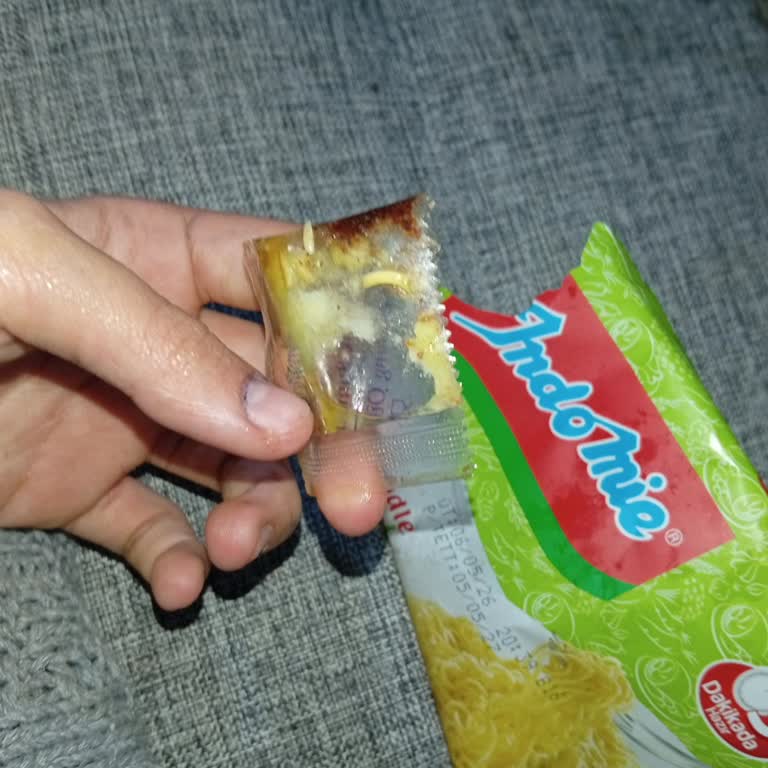 İndomie Noodle’da Yarım Dolu Ve Dökülmüş Yağ Paketi