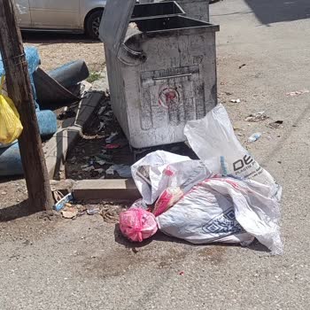 Konteyner Çevresi Kirli, Personelin Umursamaz Tutumu Çözülmüyor