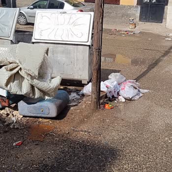 Konteyner Çevresi Kirli, Personelin Umursamaz Tutumu Çözülmüyor