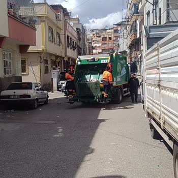 Konteyner Çevresi Kirli, Personelin Umursamaz Tutumu Çözülmüyor