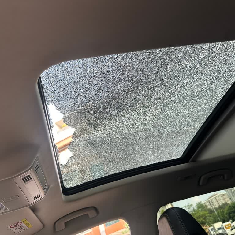 Sunroof Camı Çatladı, 4 Gün Serviste Bekliyorum Ve İkame Araç İstiyorum