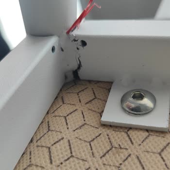 Bellona’da Kırık Sandalyeler Ve İlgisiz Servis