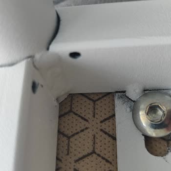 Bellona’da Kırık Sandalyeler Ve İlgisiz Servis