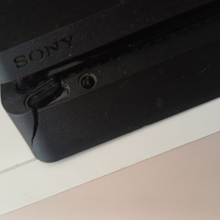 Kargo Çalışanının Dikkatsizliği Nedeniyle Kırık PlayStation 4 Teslimi