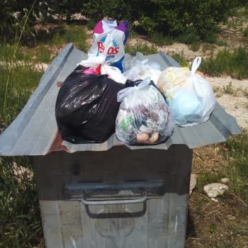 İki Yaşlı Hastanın Yanındaki Çöp Konteyneri Boşaltılmıyor