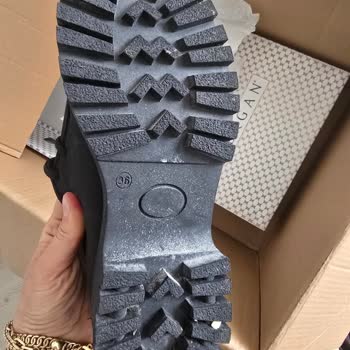 Sipariş Edilen Botlar Gelmedi, Gönderilen Ayakkabılar Kirli Ve Yanlış
