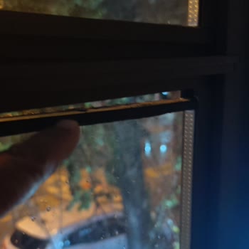 Albayrak Cam Balkon Cam Ve Çerçevelerdeki Silikonlar Saldığı İçin Cam ve Çerçeve Ayrılmaya Başladı