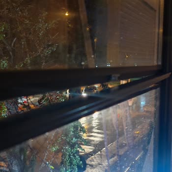 Albayrak Cam Balkon Cam Ve Çerçevelerdeki Silikonlar Saldığı İçin Cam ve Çerçeve Ayrılmaya Başladı