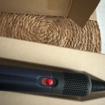 Dyson Cihazının Kırmızı Tuşlu, Saçlı Ve Çıkarılmış Parçalarla İkinci Değişim Şikayeti