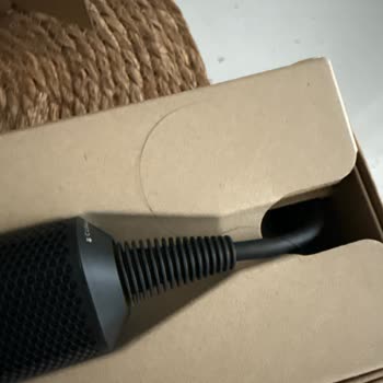 Dyson Cihazının Kırmızı Tuşlu, Saçlı Ve Çıkarılmış Parçalarla İkinci Değişim Şikayeti