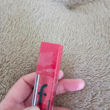 Flormar Kiss Me Ruj Etiketi Yapışkanlığı Kullanımı Zorlaştırıyor
