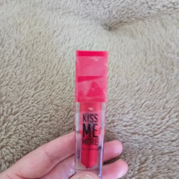 Flormar Kiss Me Ruj Etiketi Yapışkanlığı Kullanımı Zorlaştırıyor