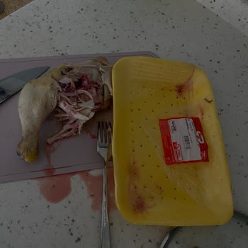 BİM'den Satılan Kanlı Tavuk Ürünü İçin Cevapsız Şikayet