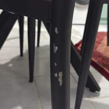 Uzun Teslimat Süresi Ve Defolu Sandalyeler İçin Müşteri Hizmetlerinden Cevap Bekleniyor
