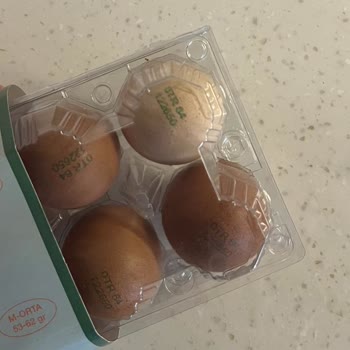 Raya Farm Organik Yumurta Paketi İçinde Küflü Ve Çatlamış Yumurta