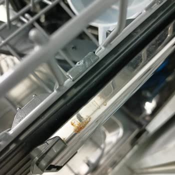 Electrolux Bulaşık Makinesindeki Paslanma Ve Servis İhmaline Karşı İade Talebi