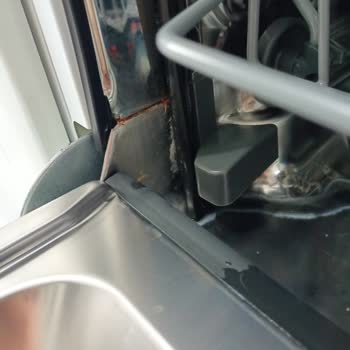 Electrolux Bulaşık Makinesindeki Paslanma Ve Servis İhmaline Karşı İade Talebi