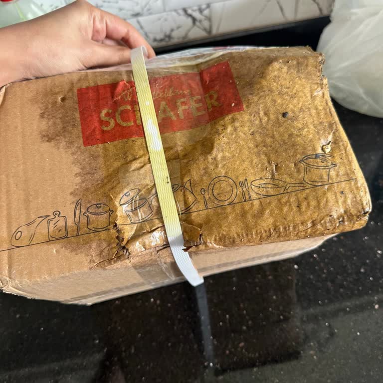 Kristal Şubesindeki Kargo Özensizliği Islak Ve Kirli Teslim Edildi
