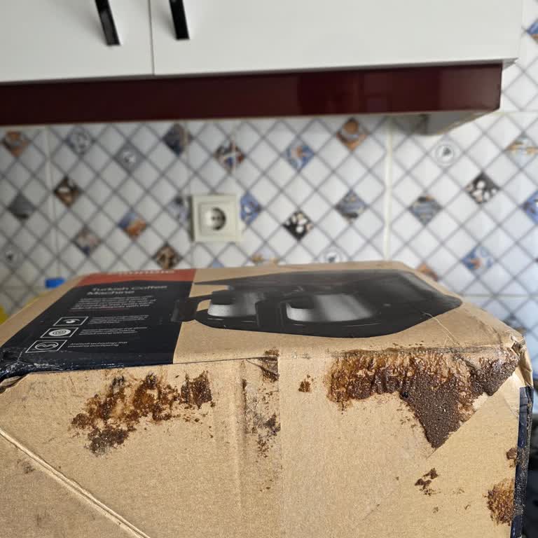 Media Markt’tan Gelen Grundig Kahve Makinesinin Kirli Ve Yıpranmış Paketi