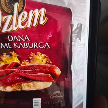 Migros'tan Bozuk Gelen Özlem Dana Kaburga Eti: Kötü Koku Ve Yeşil Lekeler