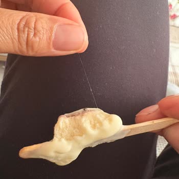 Algida Volcano White Ve Cookies Dondurmasında Saç Benzeri Yabancı Madde