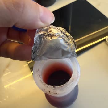 Şok Marketten İçecekte Hijyenik Olmayan Jelatin Ve Siyah Madde