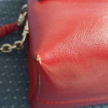 Kısa Sürede Köşelerinden Soyulan Benetton Çantaya Garanti Reddi