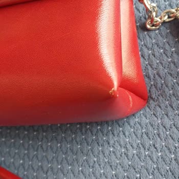 Kısa Sürede Köşelerinden Soyulan Benetton Çantaya Garanti Reddi