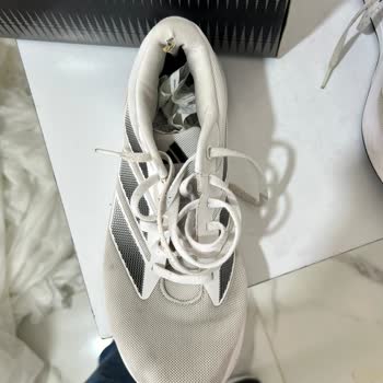Adidas Ayakkabısında Kısa Sürede Ön Kısımda Delik Üretim Hatası İddiası