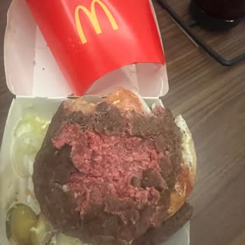 McDonald’s Şubesinden Çiğ Hamburger Şikayeti