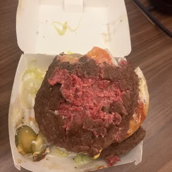 McDonald’s Şubesinden Çiğ Hamburger Şikayeti