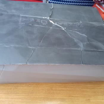 Kırık Ambalaj Ve Yanlış Boyutlu Tabanı Farklı Ayakkabılar