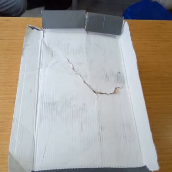 Kırık Ambalaj Ve Yanlış Boyutlu Tabanı Farklı Ayakkabılar