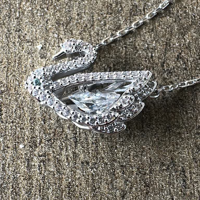 Swarovski Kolyemde Taş Yeşillenmesi, Mağaza Kullanıcı Hatası İddiası Ve Değişim Talebi