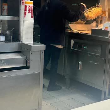 Burger King Okmeydanı Şişli Şubesinde Bayat Hamburger, Hijyen Eksikliği Ve Sağlık Şikayeti