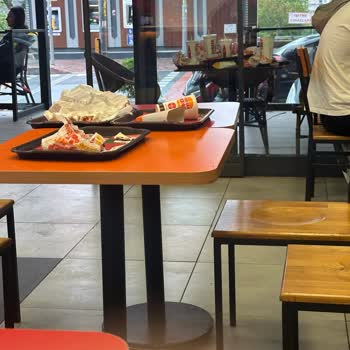 Burger King Okmeydanı Şişli Şubesinde Bayat Hamburger, Hijyen Eksikliği Ve Sağlık Şikayeti