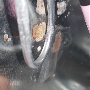 Yeni Dondurucuda Paslanma Ve Sıkışmış Kablo, Bayram Öncesi Acil Değişim Talebi