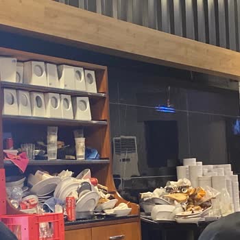 Köfteci Yusuf Çerkes Şubesi Hijyen Sorunu Ve İlgisiz Personel