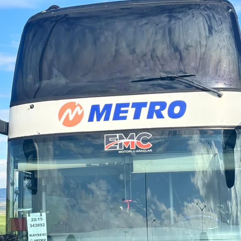 Metro Turizm’in Eski Otobüsü Bozuldu, Yolcular Saatlerce Bekletildi