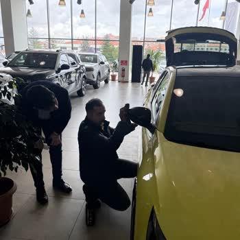 Showroom Aracı Olduğu Söylenmeden Çizik Ve Kirli Peugeot E‑208 Teslimatı Ve Saygısız Yaklaşım
