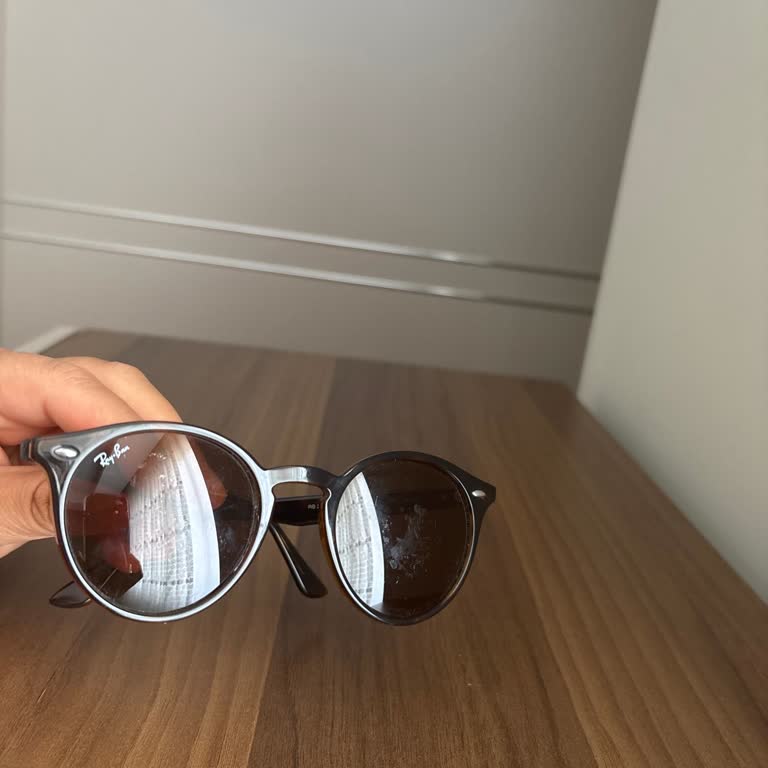 Rayban Gözlüğümde Cam Kaplaması Soyuluyor Ücretsiz Değişim İstiyorum