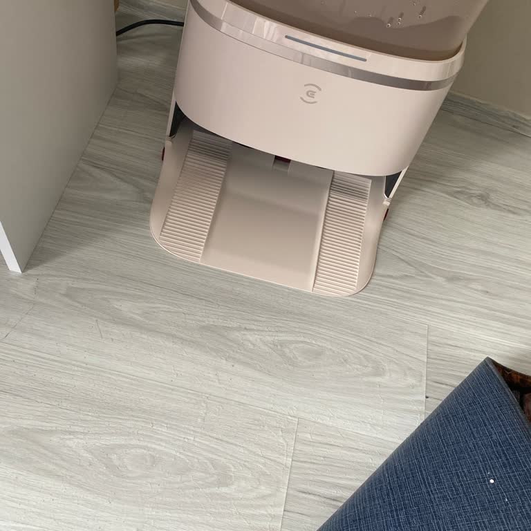 Media Markt Ecovacs T30 Pro Şarj İstasyonundan Su Sızdırıyor Ve Zemin Hasarı Riski