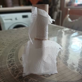 Yuka 16'lı Kağıt Havlunun Son Yaprakları Yapışıyor Ve Çıkarılamıyor