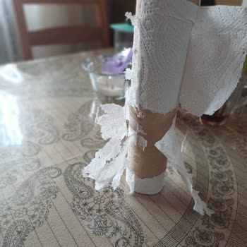 Yuka 16'lı Kağıt Havlunun Son Yaprakları Yapışıyor Ve Çıkarılamıyor