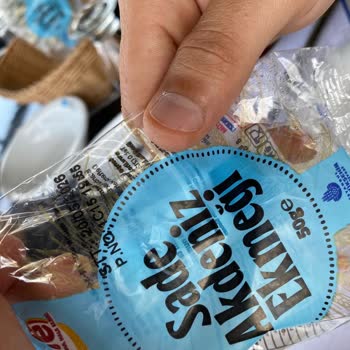 Restoranda Küflü Ve Süresi Dolmuş Ekmek Sunumu